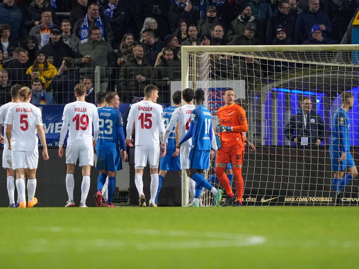 SV Meppen gegen FC Viktoria Köln, wegen Pfeifkonzert der SVM-Fans wird das Spiel unterbrochen, Spieler gehen vom Platz.