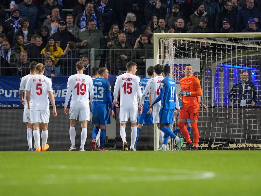 SV Meppen gegen FC Viktoria Köln, wegen Pfeifkonzert der SVM-Fans wird das Spiel unterbrochen, Spieler gehen vom Platz.