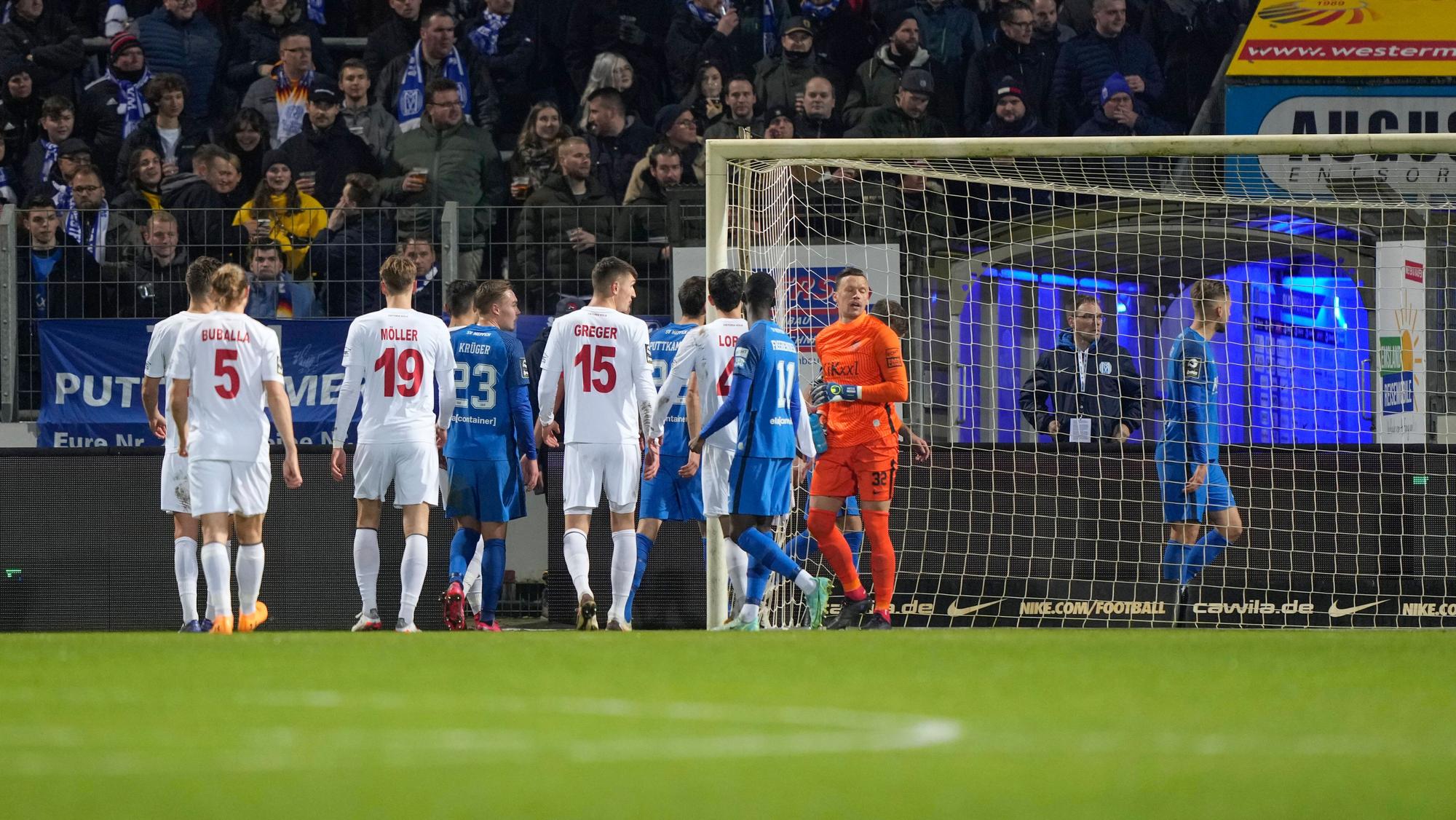 SV Meppen gegen FC Viktoria Köln, wegen Pfeifkonzert der SVM-Fans wird das Spiel unterbrochen, Spieler gehen vom Platz.