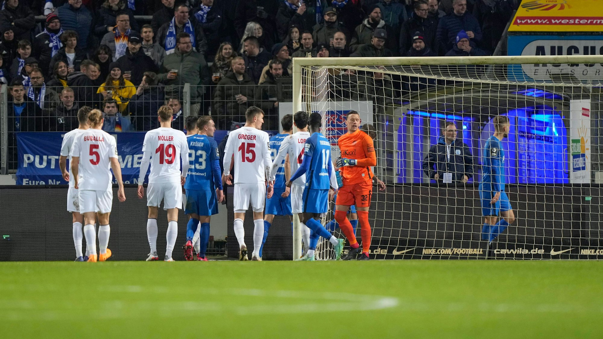 SV Meppen gegen FC Viktoria Köln, wegen Pfeifkonzert der SVM-Fans wird das Spiel unterbrochen, Spieler gehen vom Platz.