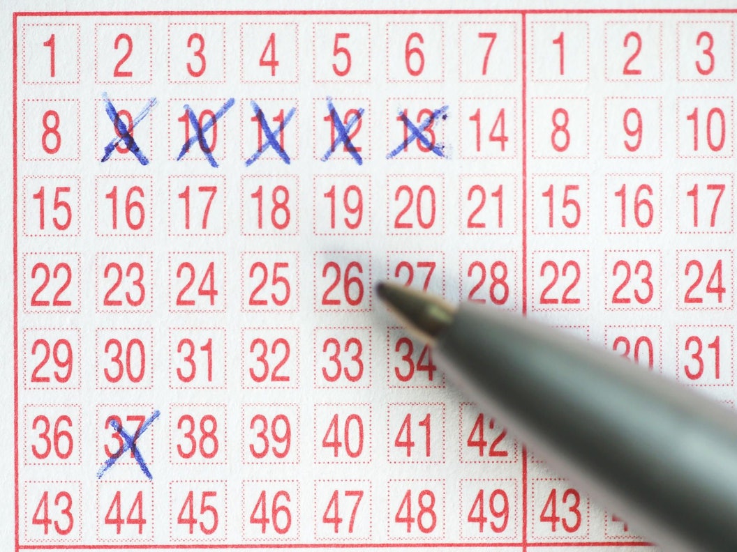 Die Zahlen 9, 10, 11, 12, 13, und 37 sind am 31.07.2014 in Berlin auf einem Lottoschein angekreuzt.