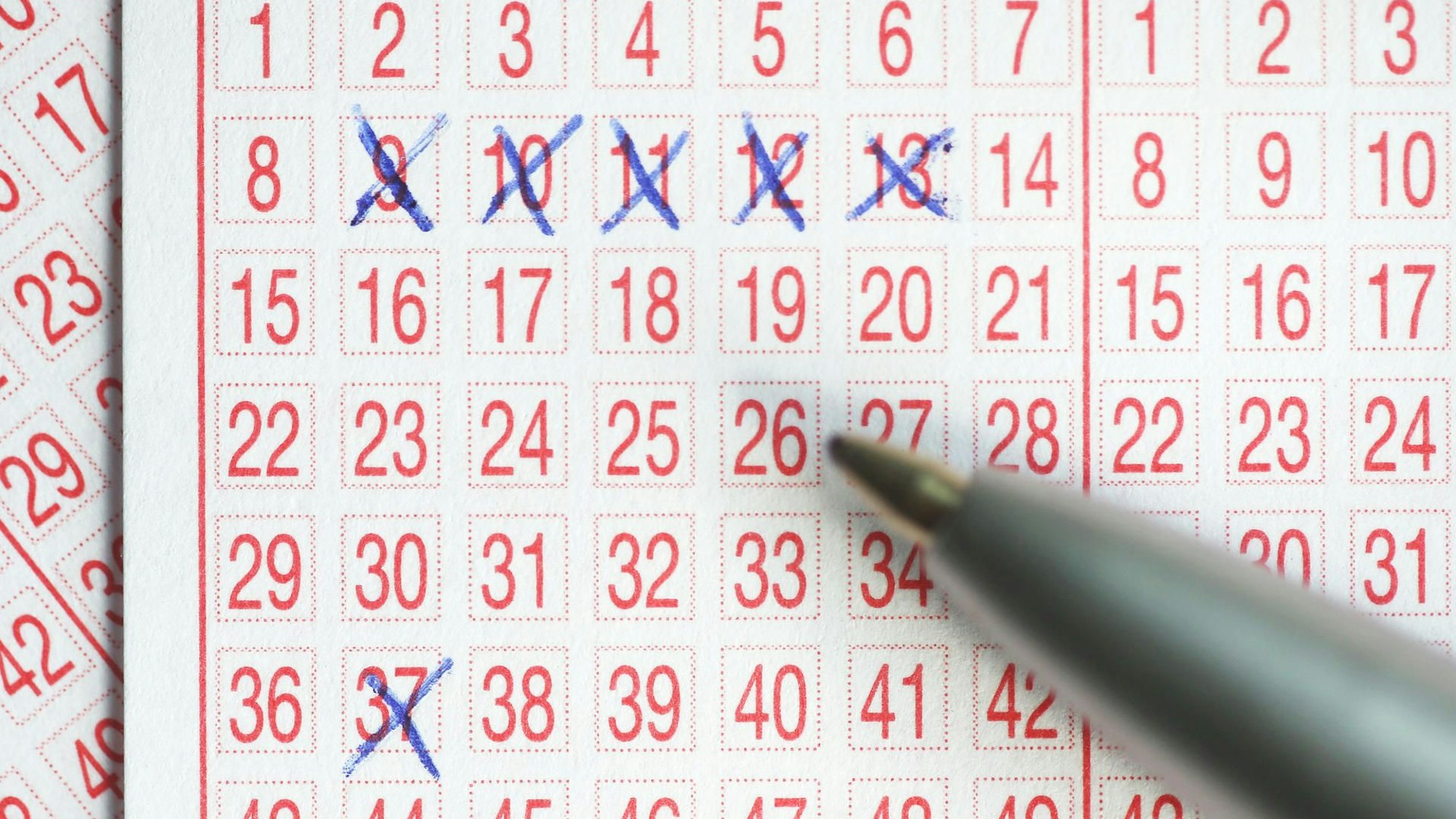 Die Zahlen 9, 10, 11, 12, 13, und 37 sind am 31.07.2014 in Berlin auf einem Lottoschein angekreuzt.