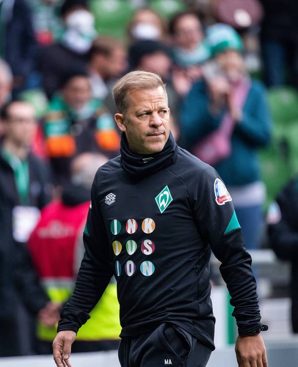 Markus Anfang läuft durch das gefüllte Weserstadion und schaut dabei angespannt.