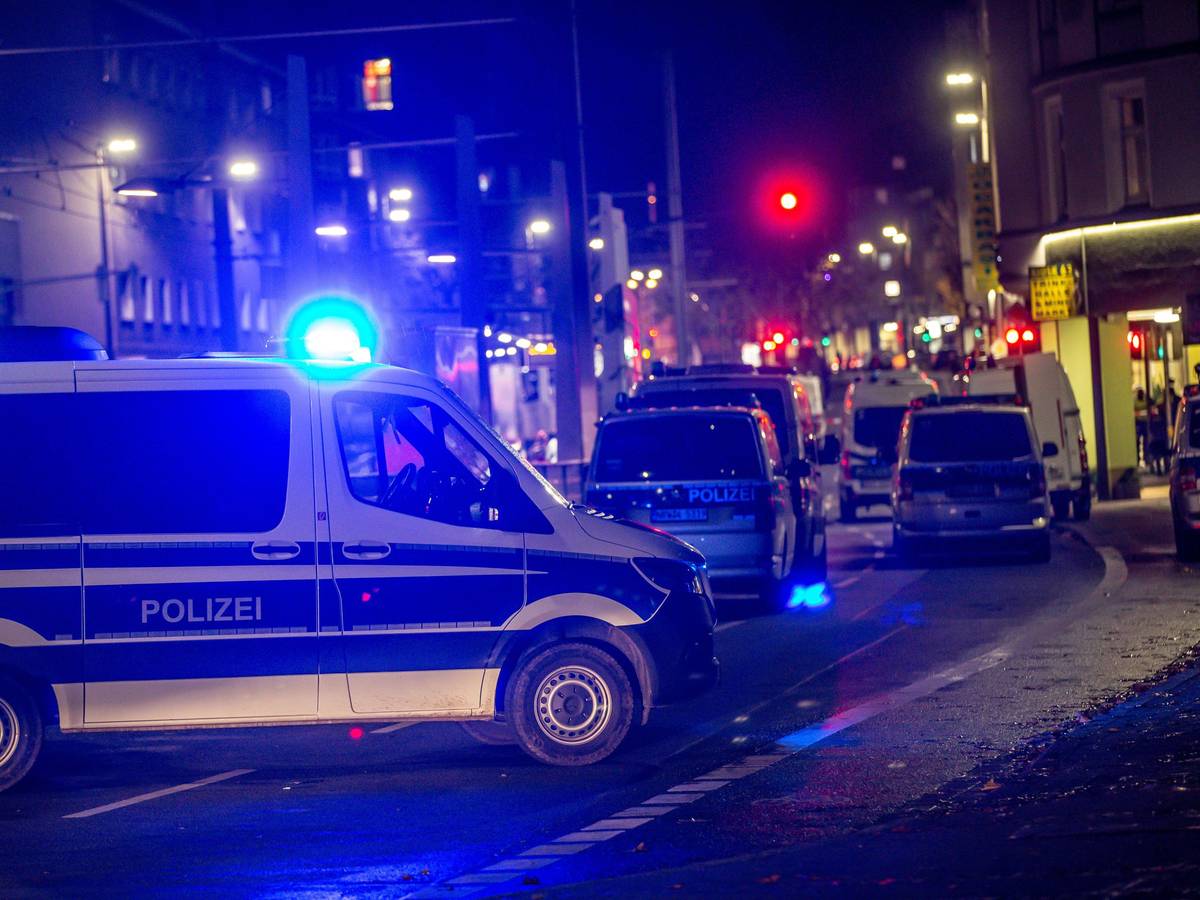 Das Symbolfoto, aufgenommen am 21. November 2021 in Dortmund, stellt ein Polizeiauto mit blinkendem Blaulicht auf einer Hauptstraße bei Nacht dar.