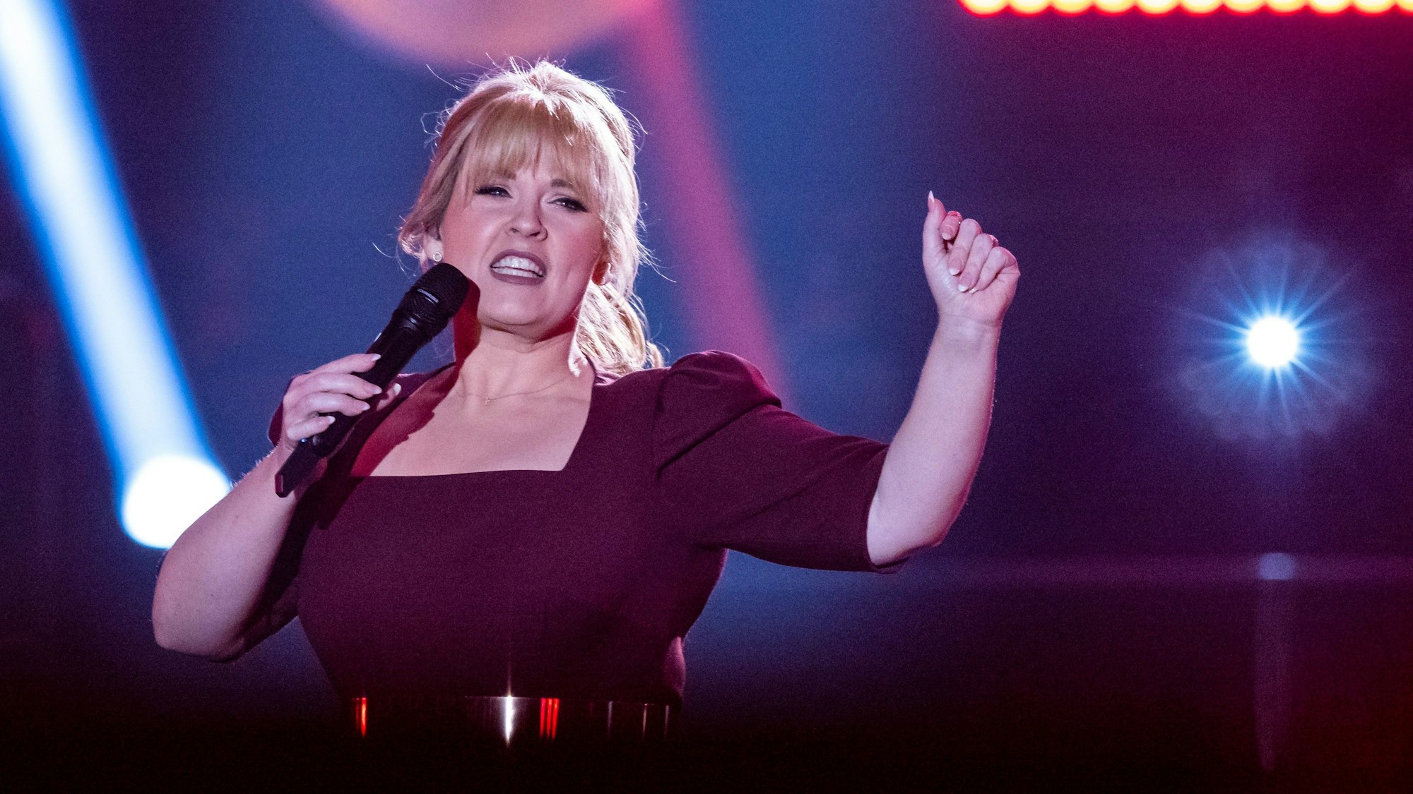 Maite Kelly steht am 17. November 2021 während einer TV-Aufzeichnung der „Silvester Show mit Jörg Pilawa“ in Offenburg auf der Bühne.