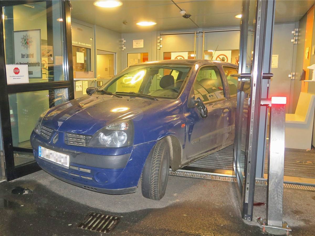 Das Auto eines 21-Jährigen steht am 21. November 2021 im Eingangsbereich der Polizeiwache in Mettmann. Die Schadenshöhe steht noch nicht fest.