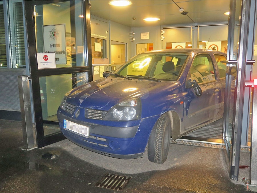 Das Auto eines 21-Jährigen steht am 21. November 2021 im Eingangsbereich der Polizeiwache in Mettmann. Die Schadenshöhe steht noch nicht fest.
