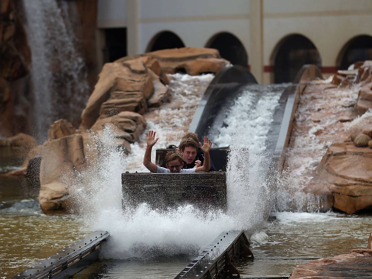 Besucher fahren am 04.09.2015 in Brühl (Nordrhein-Westfalen) im Freizeitpark Phantasialand mit einer Wasserrutsche.