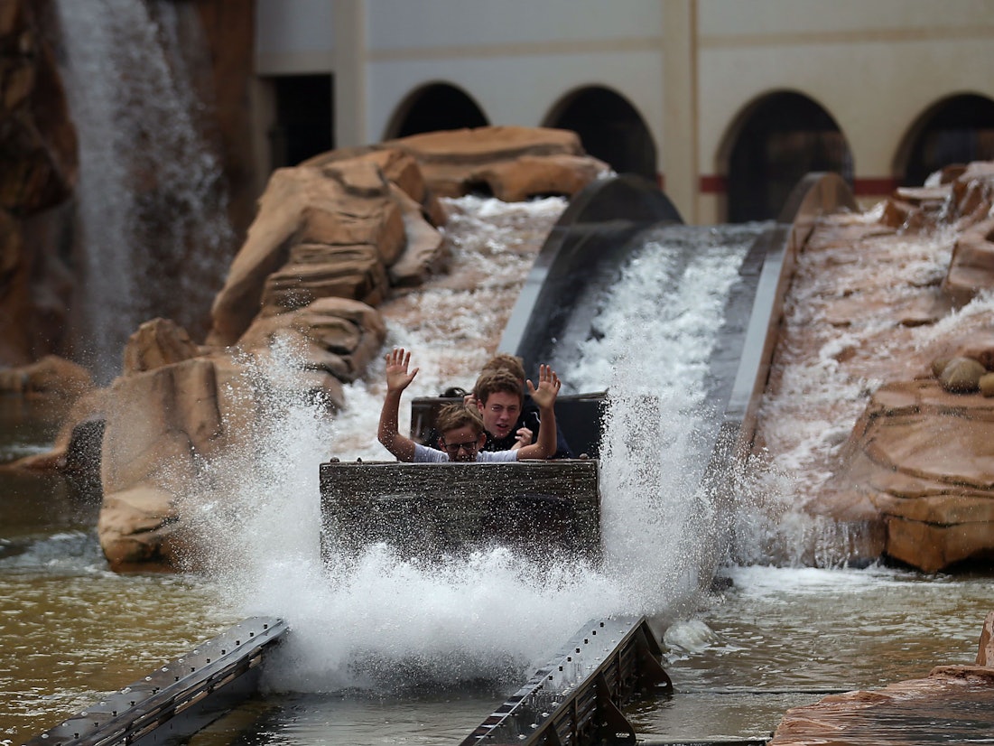 Besucher fahren am 04.09.2015 in Brühl (Nordrhein-Westfalen) im Freizeitpark Phantasialand mit einer Wasserrutsche.