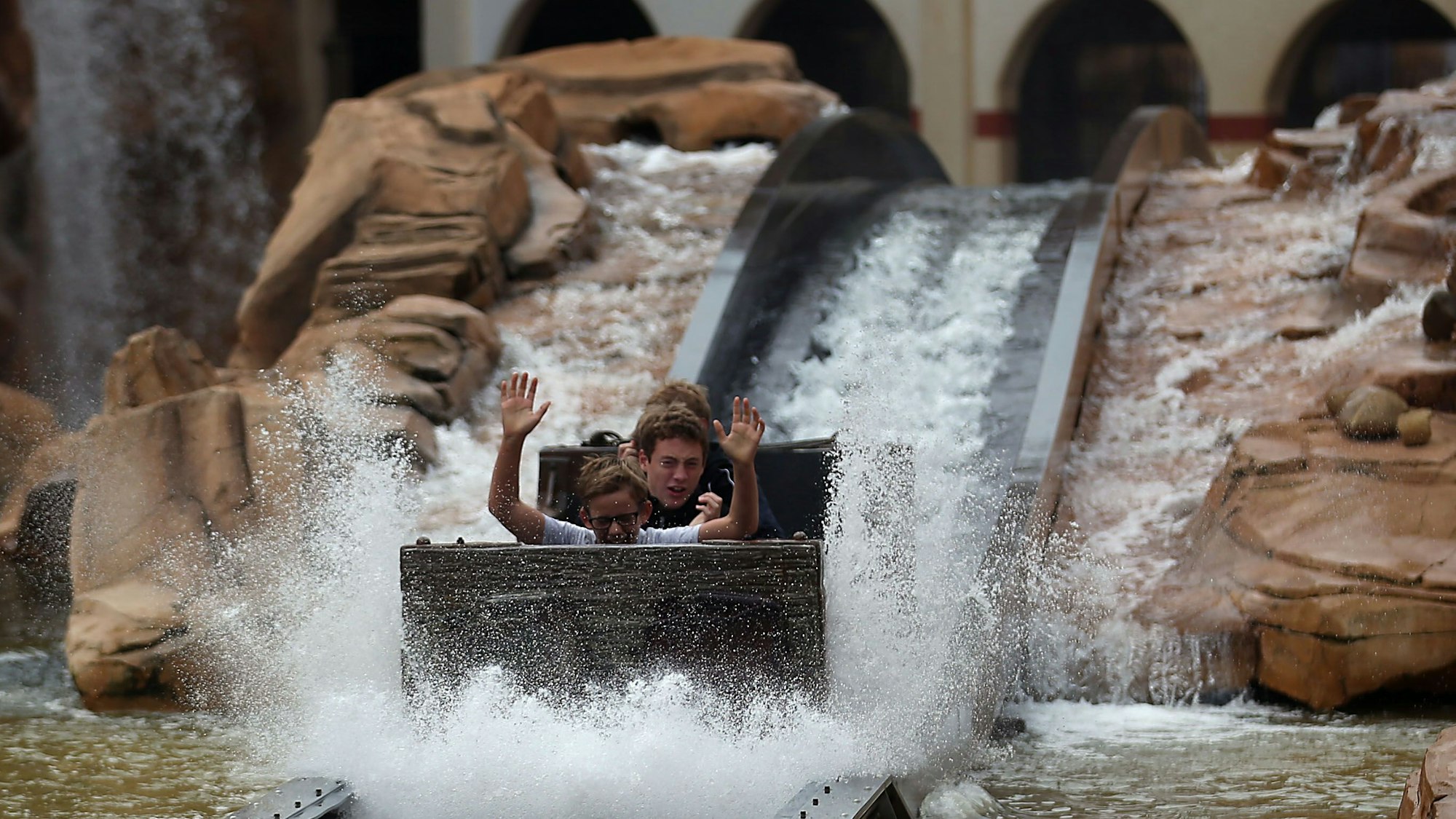 Besucher fahren am 04.09.2015 in Brühl (Nordrhein-Westfalen) im Freizeitpark Phantasialand mit einer Wasserrutsche.