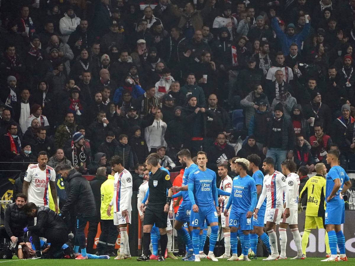 Das medizinische Personal von Marseille kümmert sich um Dimitri Payet, nachdem der von einer vollen Wasserflasche verletzt wurde, die von einem Lyoner Fan geworfen wurde.
