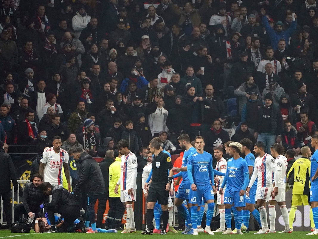 Das medizinische Personal von Marseille kümmert sich um Dimitri Payet, nachdem der von einer vollen Wasserflasche verletzt wurde, die von einem Lyoner Fan geworfen wurde.