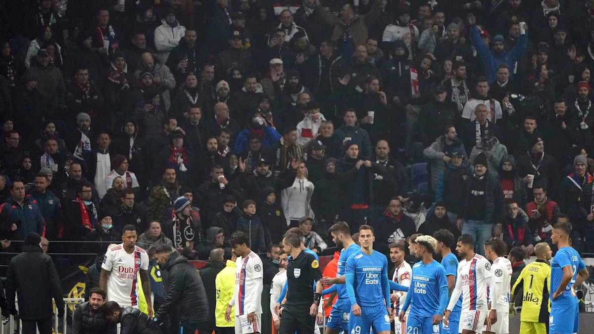 Das medizinische Personal von Marseille kümmert sich um Dimitri Payet, nachdem der von einer vollen Wasserflasche verletzt wurde, die von einem Lyoner Fan geworfen wurde.