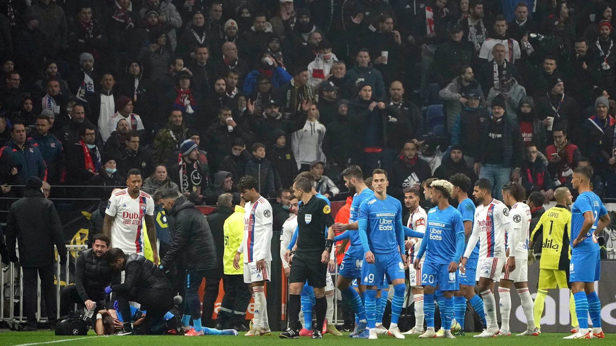 Das medizinische Personal von Marseille kümmert sich um Dimitri Payet, nachdem der von einer vollen Wasserflasche verletzt wurde, die von einem Lyoner Fan geworfen wurde.