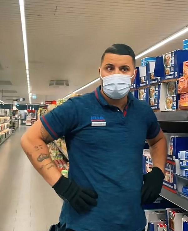 TikTok-User @tekin_tee, ein Aldi-Mitarbeiter aus Bielefeld, erreicht mit seinen lustigen TikTok-Videos Tausende Menschen.