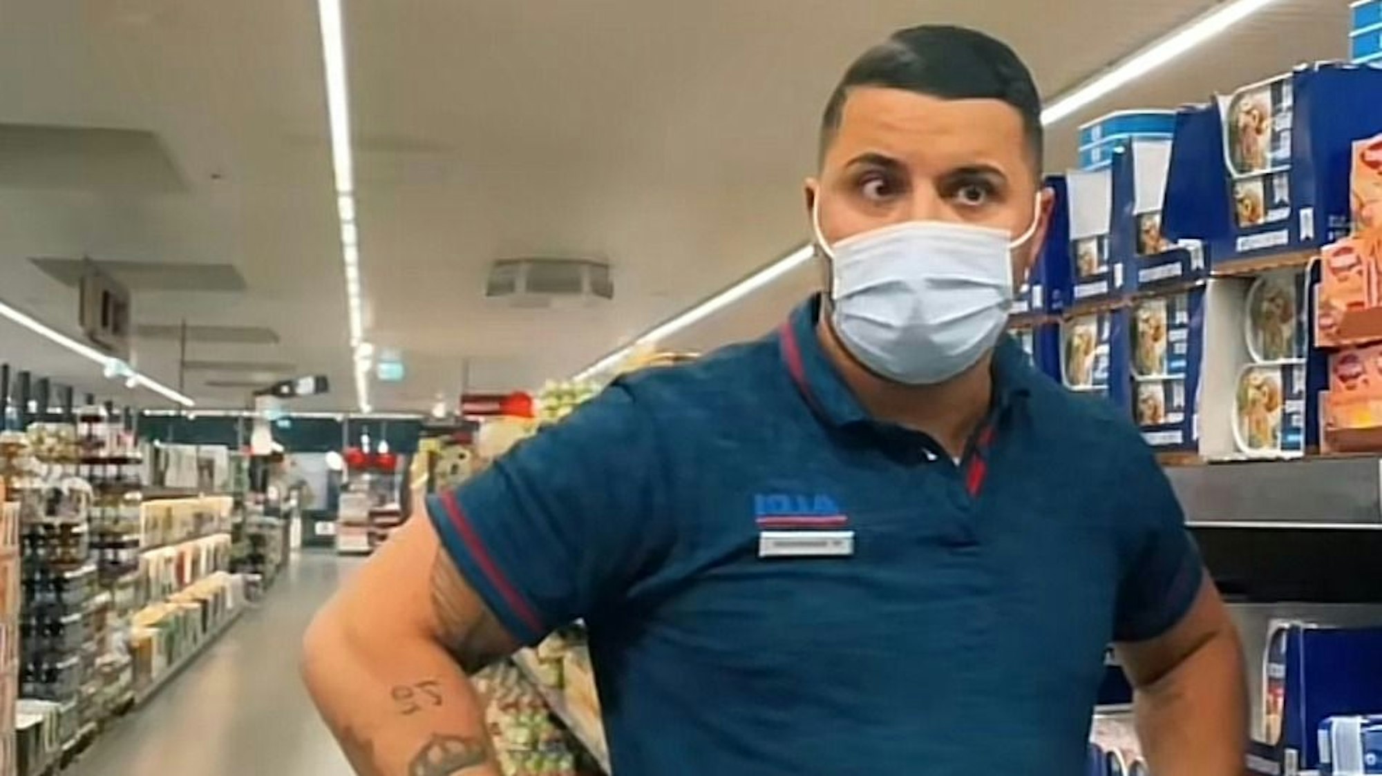 TikTok-User @tekin_tee, ein Aldi-Mitarbeiter aus Bielefeld, erreicht mit seinen lustigen TikTok-Videos Tausende Menschen.