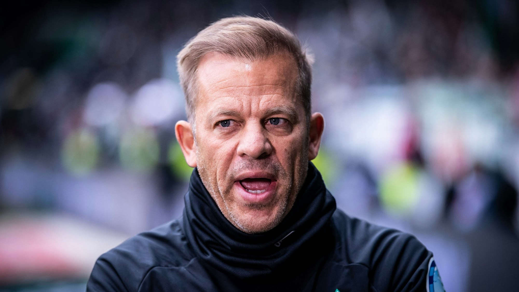 Markus Anfang spricht vor dem Spiel.