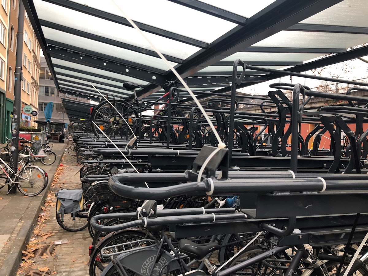 Am Bahnhof Köln-Süd ist bei den Doppelparkständern die obere Reihe mit Kabelbindern abgesperrt worden.