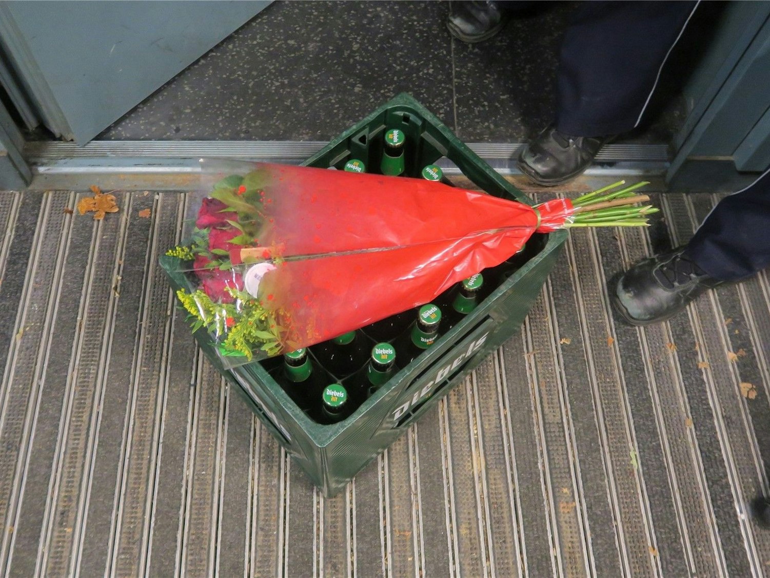 Einen Kasten Bier samt eines Blumenstraußes brachte der Mann - laut eigenen Angaben als Entschuldigung - auch noch mit.