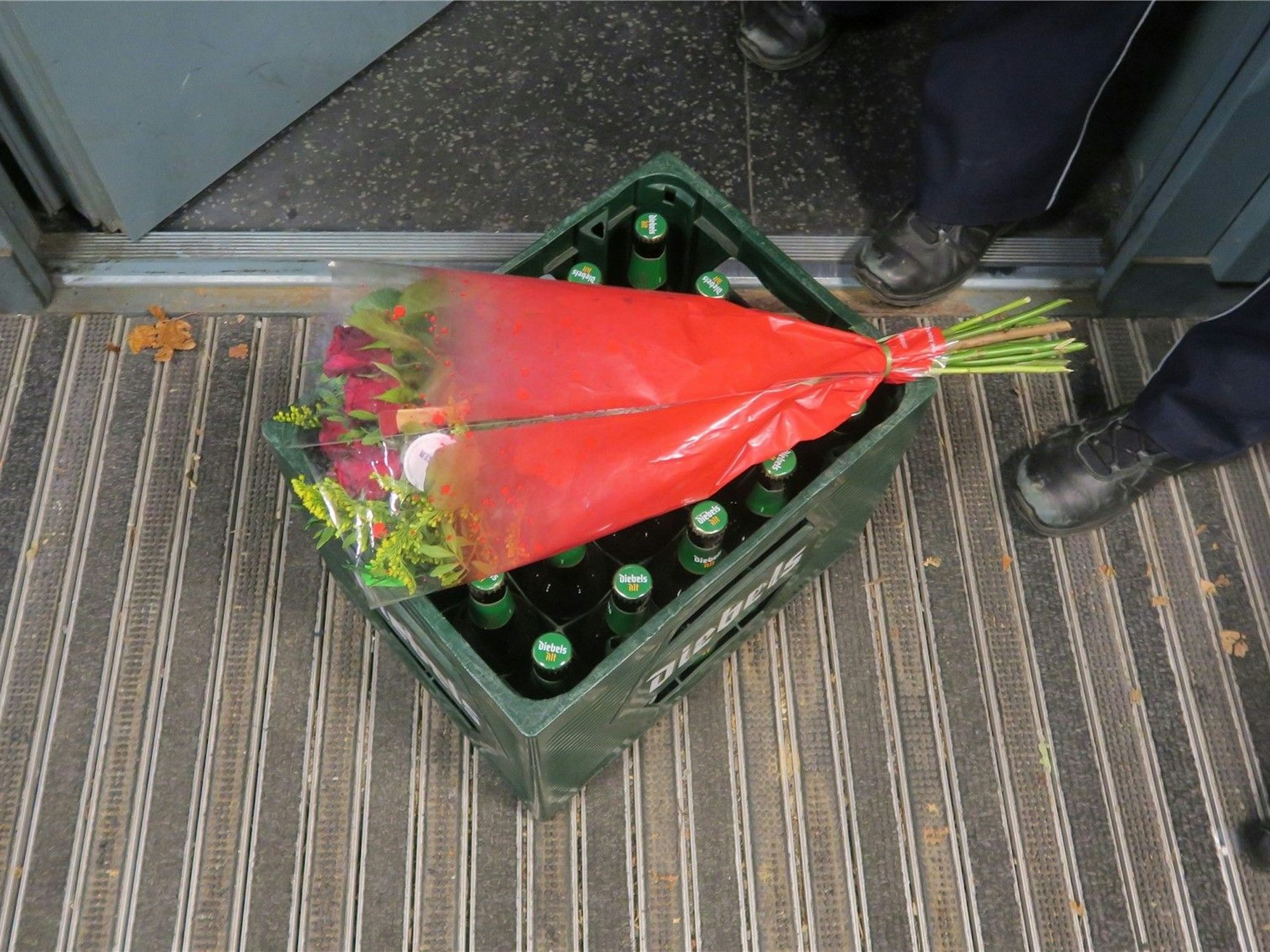 Einen Kasten Bier samt eines Blumenstraußes brachte der Mann - laut eigenen Angaben als Entschuldigung - auch noch mit.