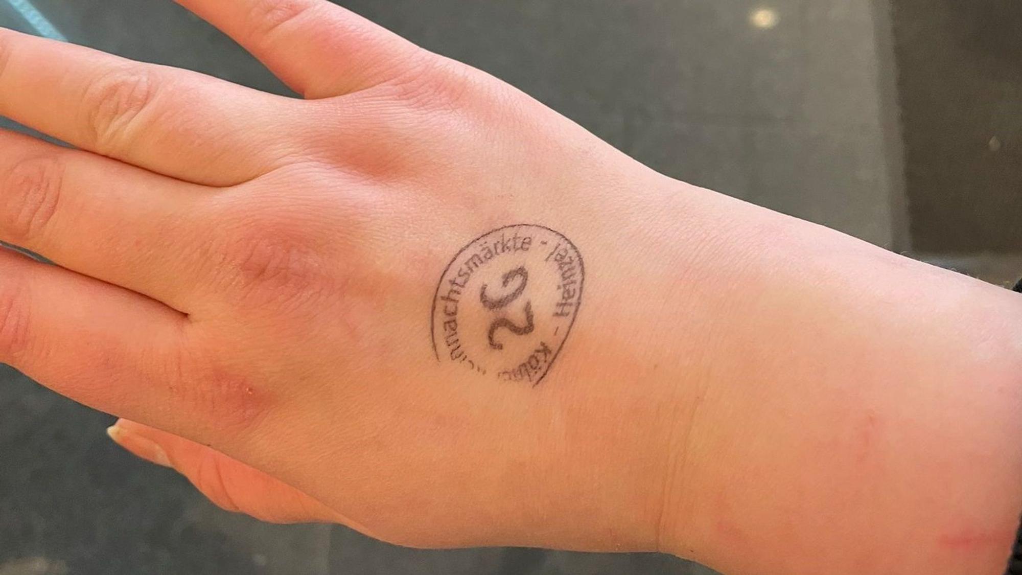 Stempel auf dem Weihnachtsmarkt in Köln als 2G-Kontrolle