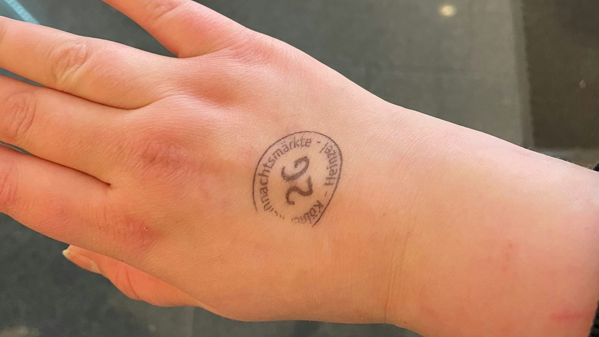 Stempel auf dem Weihnachtsmarkt in Köln als 2G-Kontrolle