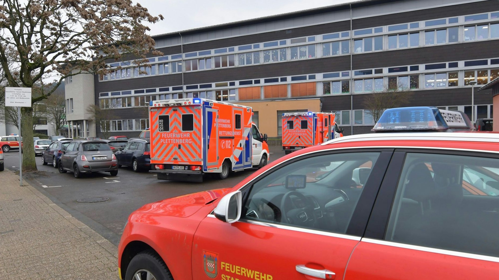 Rettungskräfte stehen vor einer Schule.