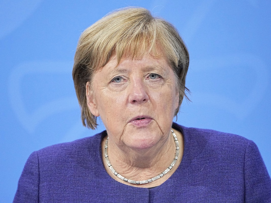 Die geschäftsführende Bundeskanzlerin Angela Merkel nimmt im Anschluss an die Videokonferenz der Bundeskanzlerin mit den Ministerpräsidenten an einer Pressekonferenz im Bundeskanzleramt teil.