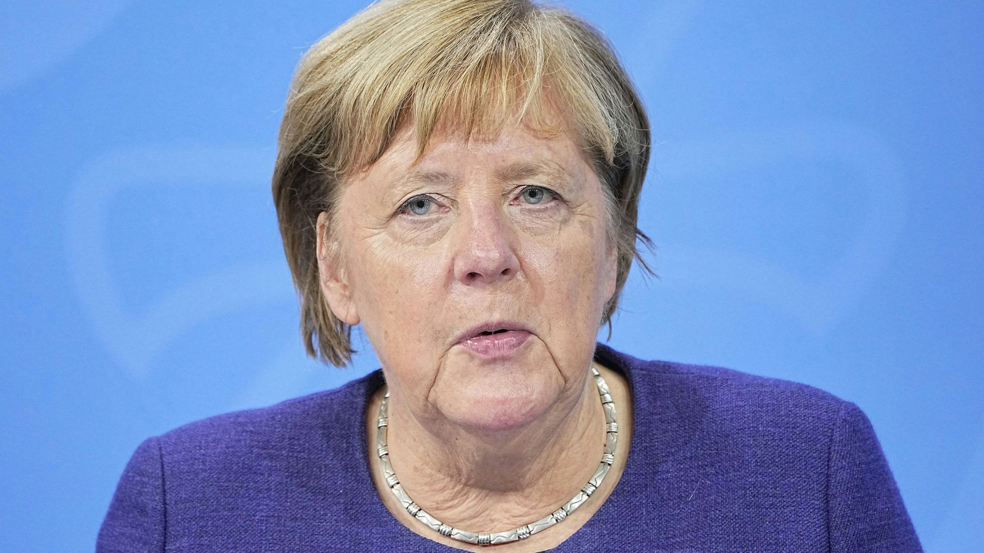 Die geschäftsführende Bundeskanzlerin Angela Merkel nimmt im Anschluss an die Videokonferenz der Bundeskanzlerin mit den Ministerpräsidenten an einer Pressekonferenz im Bundeskanzleramt teil.