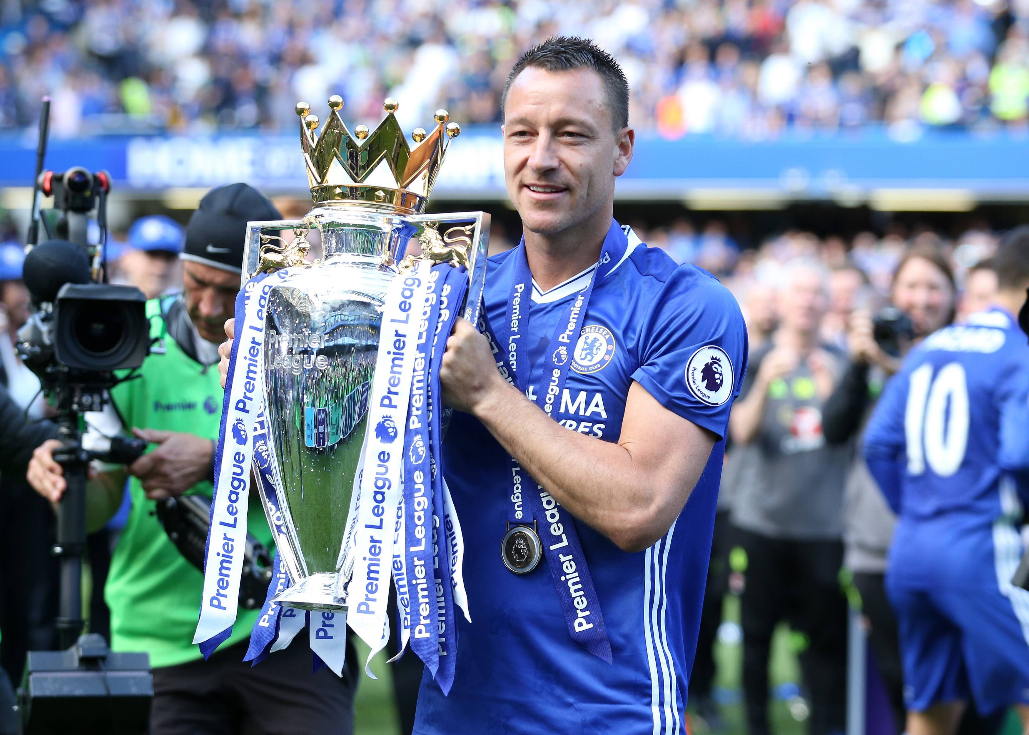 John Terry hält die Trophäe der Premier League in den Händen.