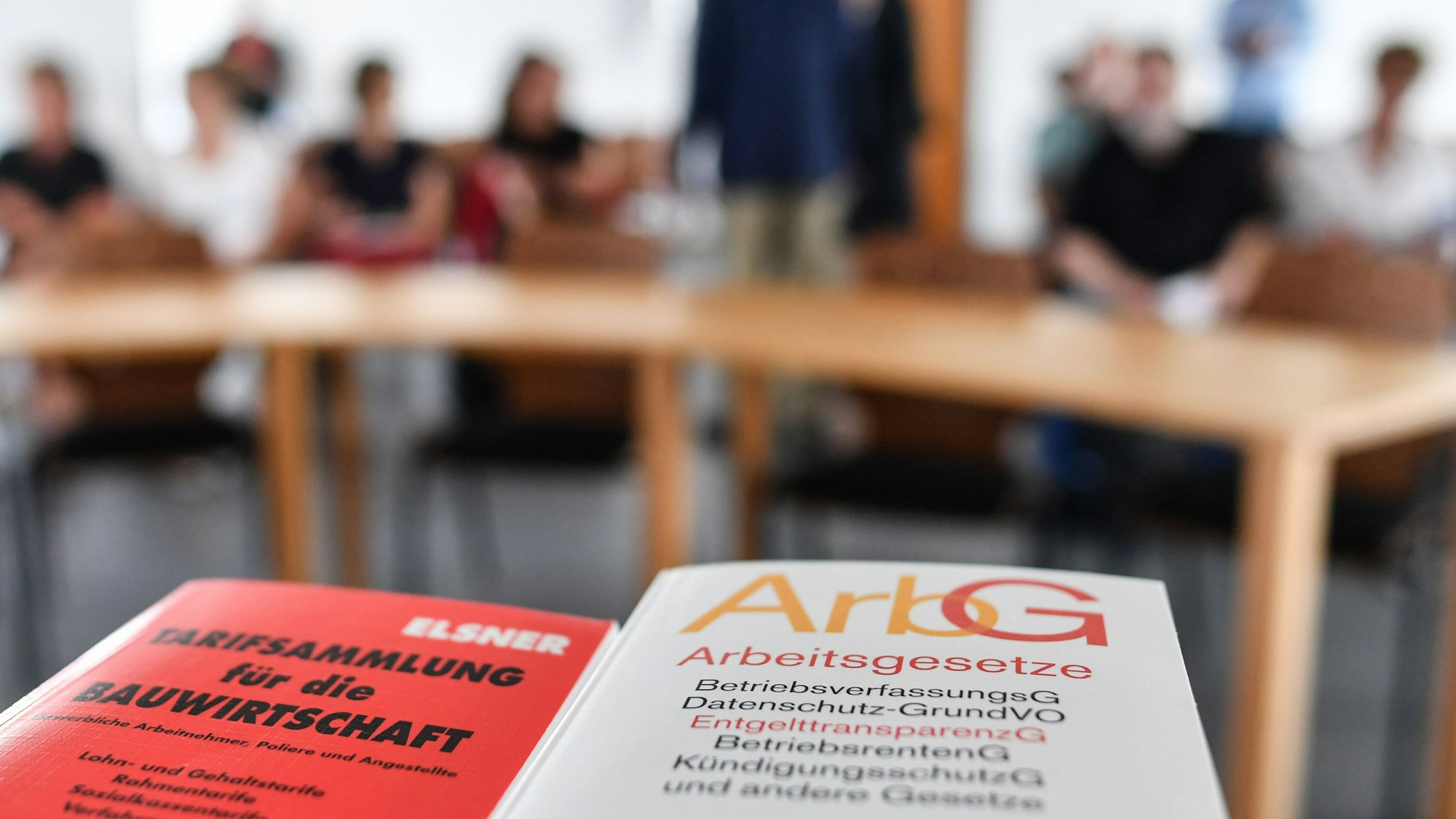 Es kommt nicht selten vor, dass Mitarbeiter aus kuriosen Gründen fristlos gekündigt werden. Einem Mann aus Rheinland-Pfalz ist jetzt auch etwas ähnliches passiert. Unser Symbolfoto (aufgenommen am 9. Mai 2018 in Berlin) zeigt ein Arbeitsgesetzbuch und eine Tarifsammlung auf einem Richtertisch.
