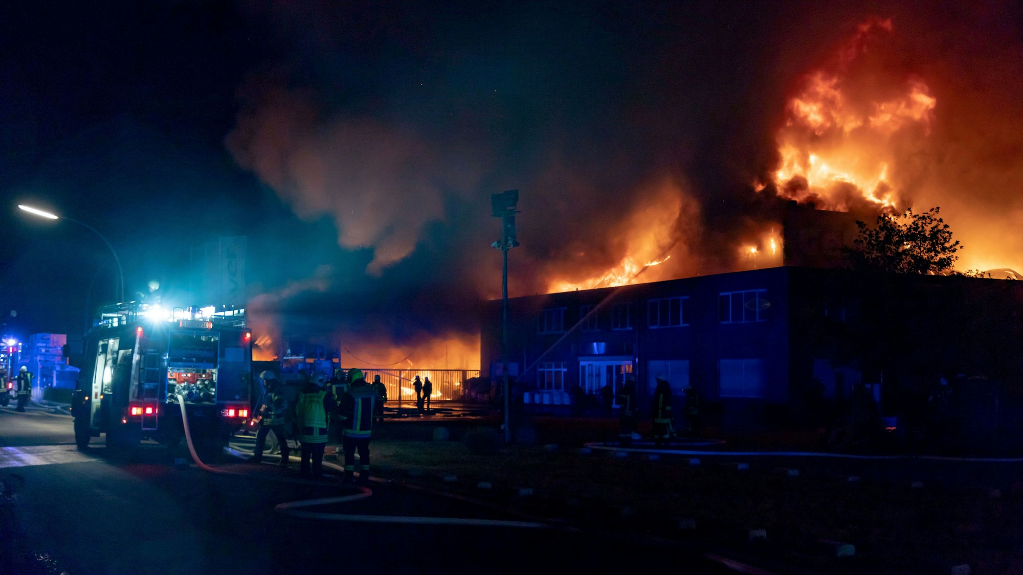 Einsatzkräfte der Feuerwehr löschen 2018 den Brand einer Lagerhalle und eines Bürogebäudes im münsterländischen Olfen (Kreis Coesfeld).