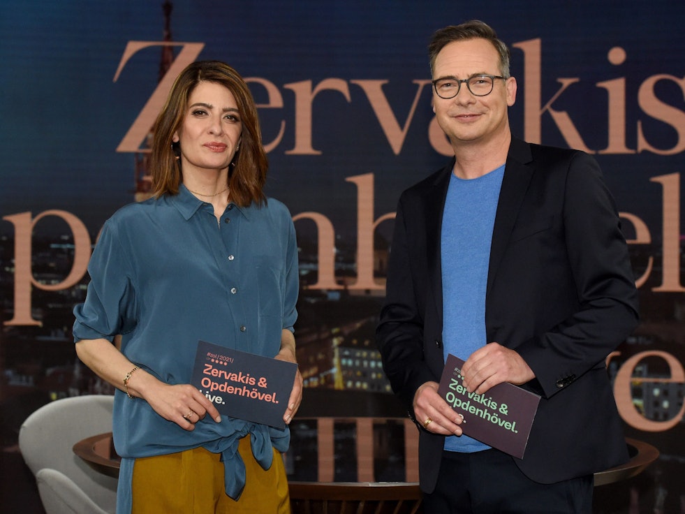 Die Moderatorin Linda Zervakis und der Moderator Matthias Opdenhövel stehen im Studio des neuen ProSieben-Journals «Zervakis & Opdenhövel. Live.».