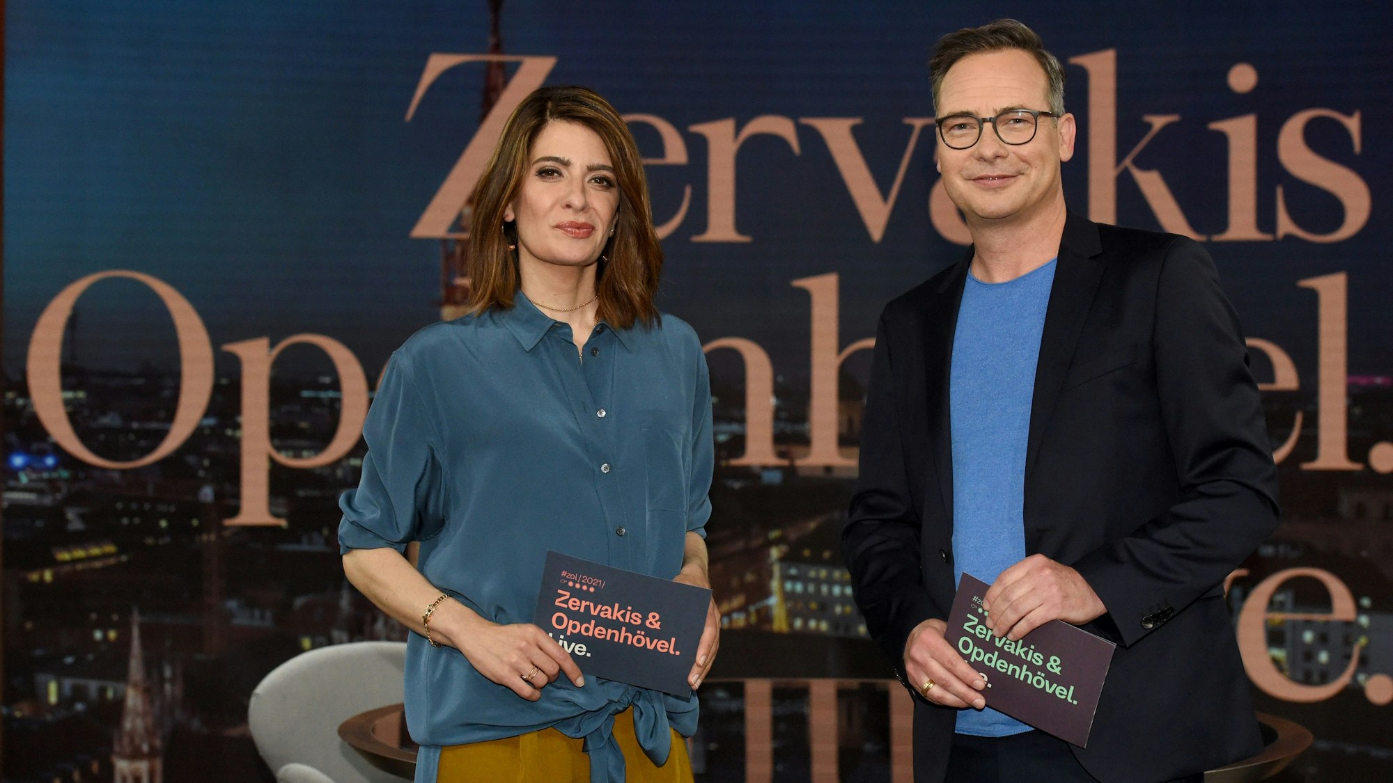 Die Moderatorin Linda Zervakis und der Moderator Matthias Opdenhövel stehen im Studio des neuen ProSieben-Journals «Zervakis & Opdenhövel. Live.».