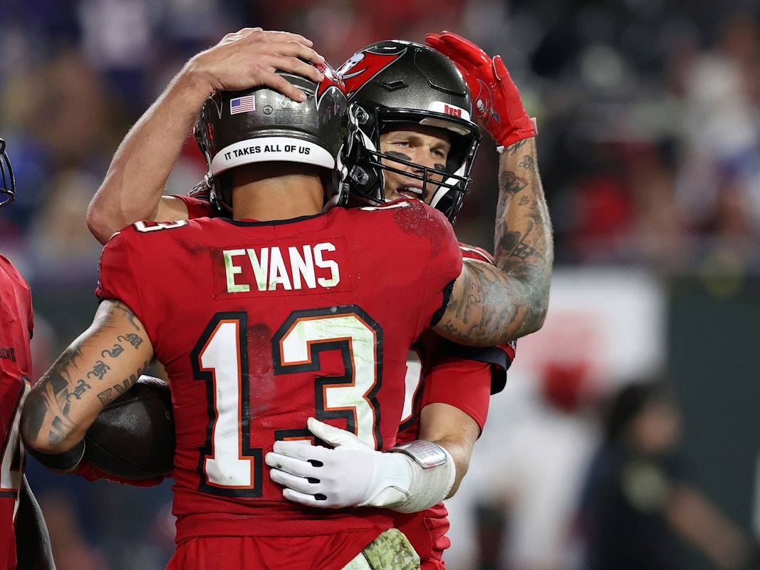 Mike Evans (l) von den Tampa Bay Buccaneers umarmt Quarterback Tom Brady.