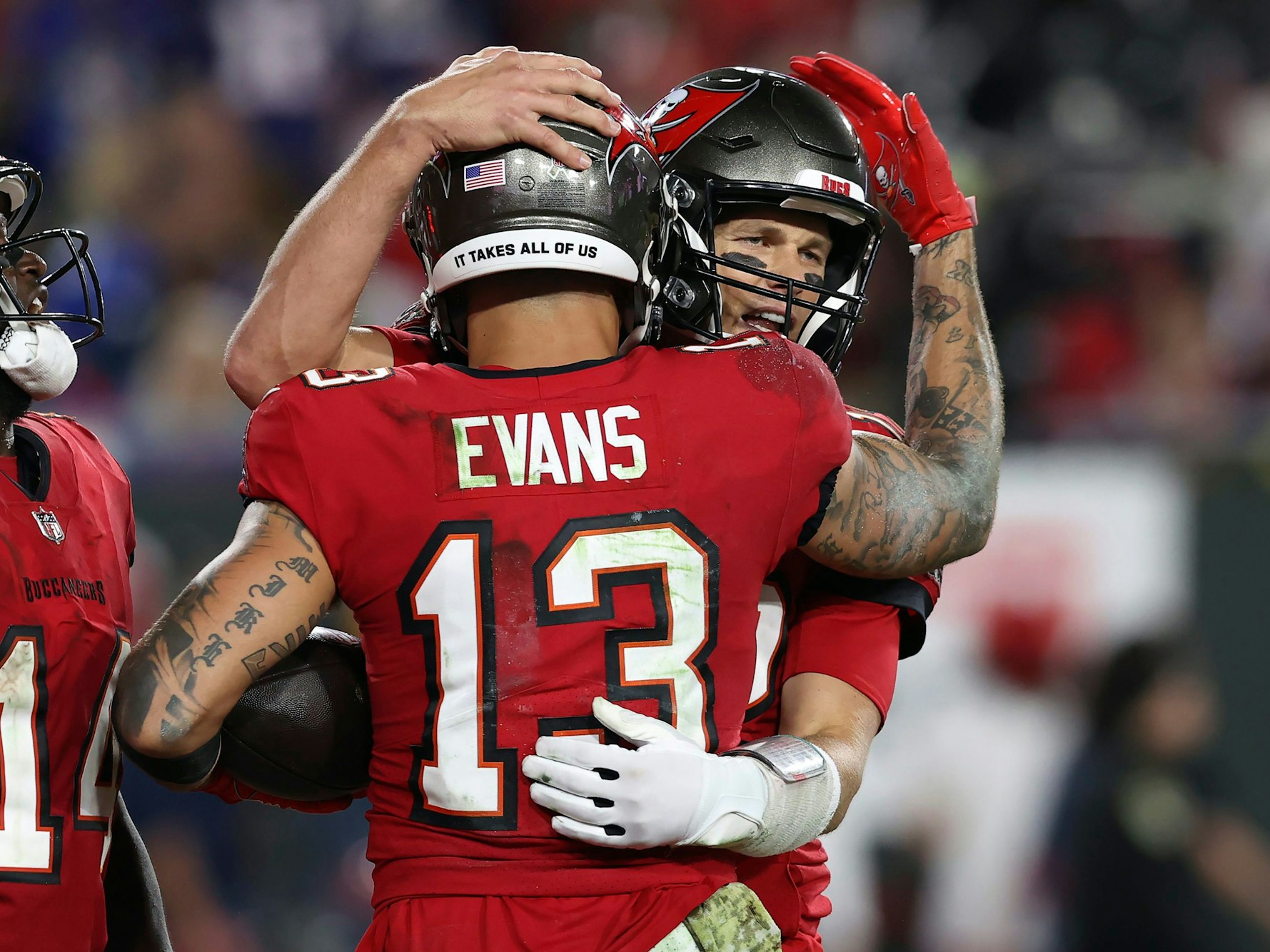 Mike Evans (l) von den Tampa Bay Buccaneers umarmt Quarterback Tom Brady.