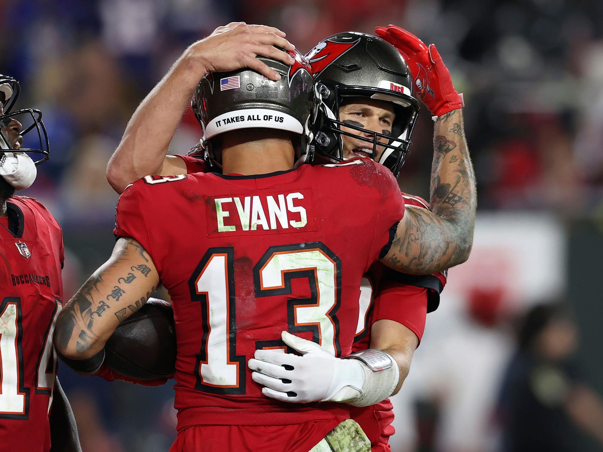 Mike Evans (l) von den Tampa Bay Buccaneers umarmt Quarterback Tom Brady.