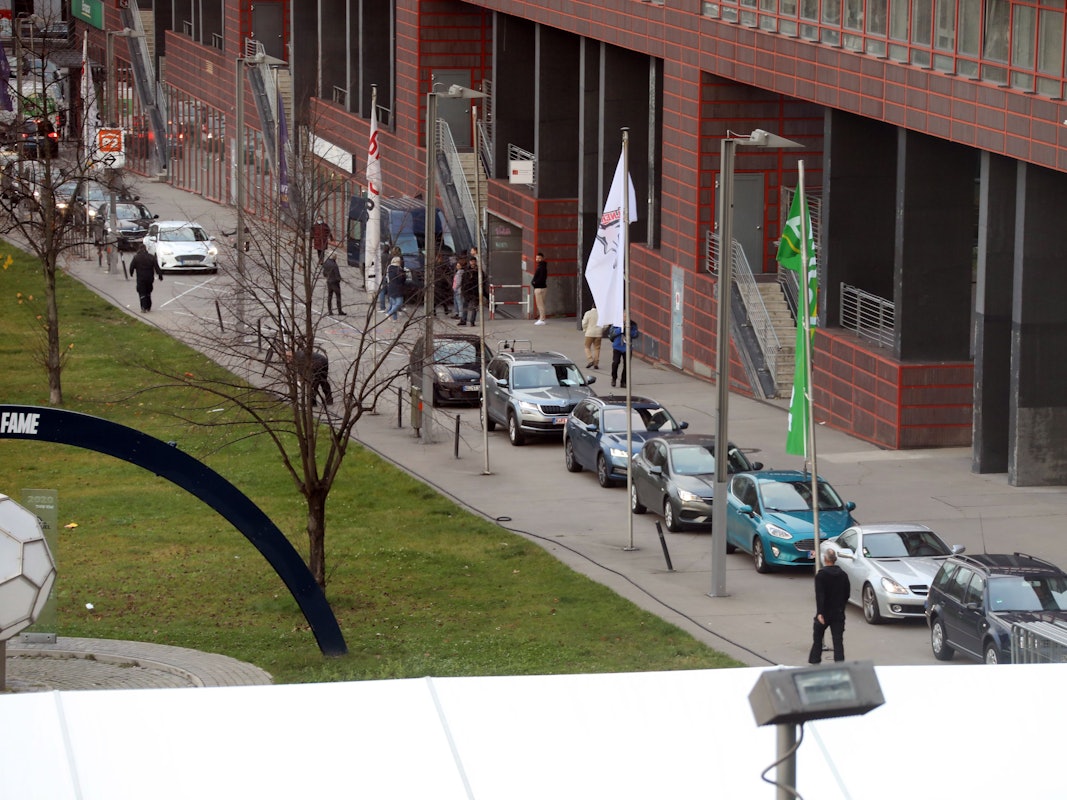 Autos warten in einer Schlange vor der Lanxess Arena.
