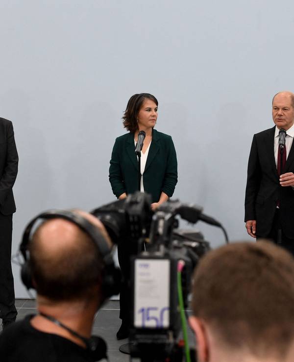 Robert Habeck, Annalena Baerbock, Olaf Scholz und Christian Lindner stehen auf einer Bühne nebeneinander.
