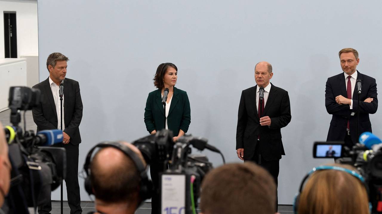 Robert Habeck, Annalena Baerbock, Olaf Scholz und Christian Lindner stehen auf einer Bühne nebeneinander.