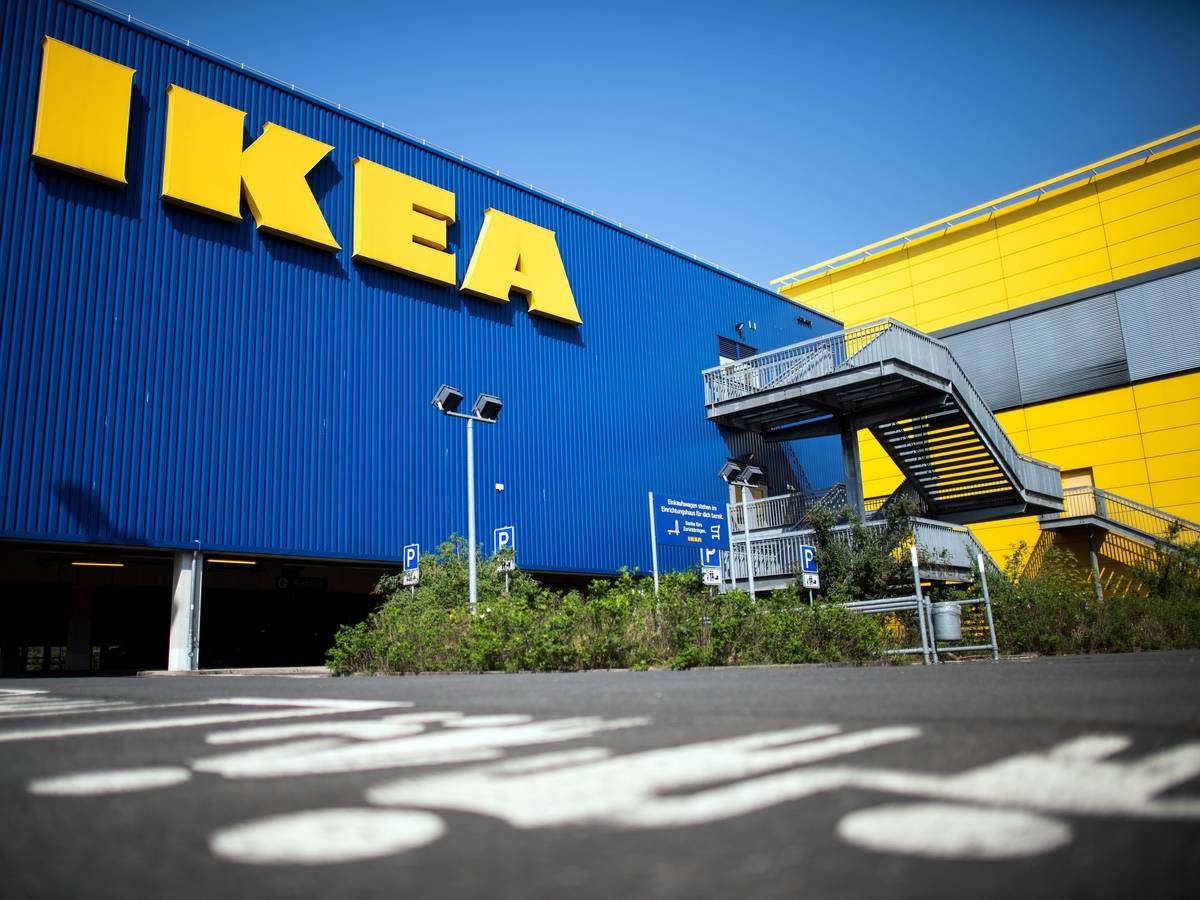 Das Foto (aufgenommen am 17. April 2020) zeigt ein Ikea-Einrichtungshaus von außen.