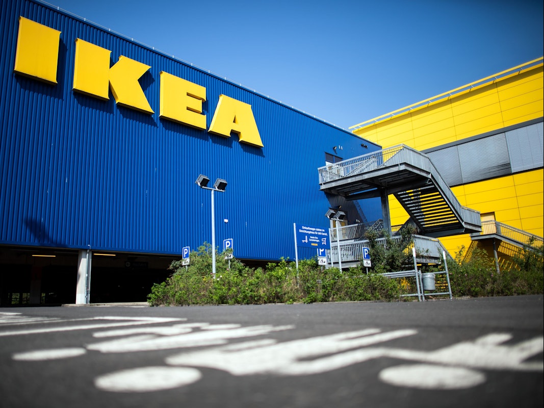 Das Foto (aufgenommen am 17. April 2020) zeigt ein Ikea-Einrichtungshaus von außen.