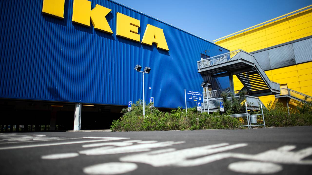 Das Foto (aufgenommen am 17. April 2020) zeigt ein Ikea-Einrichtungshaus von außen.