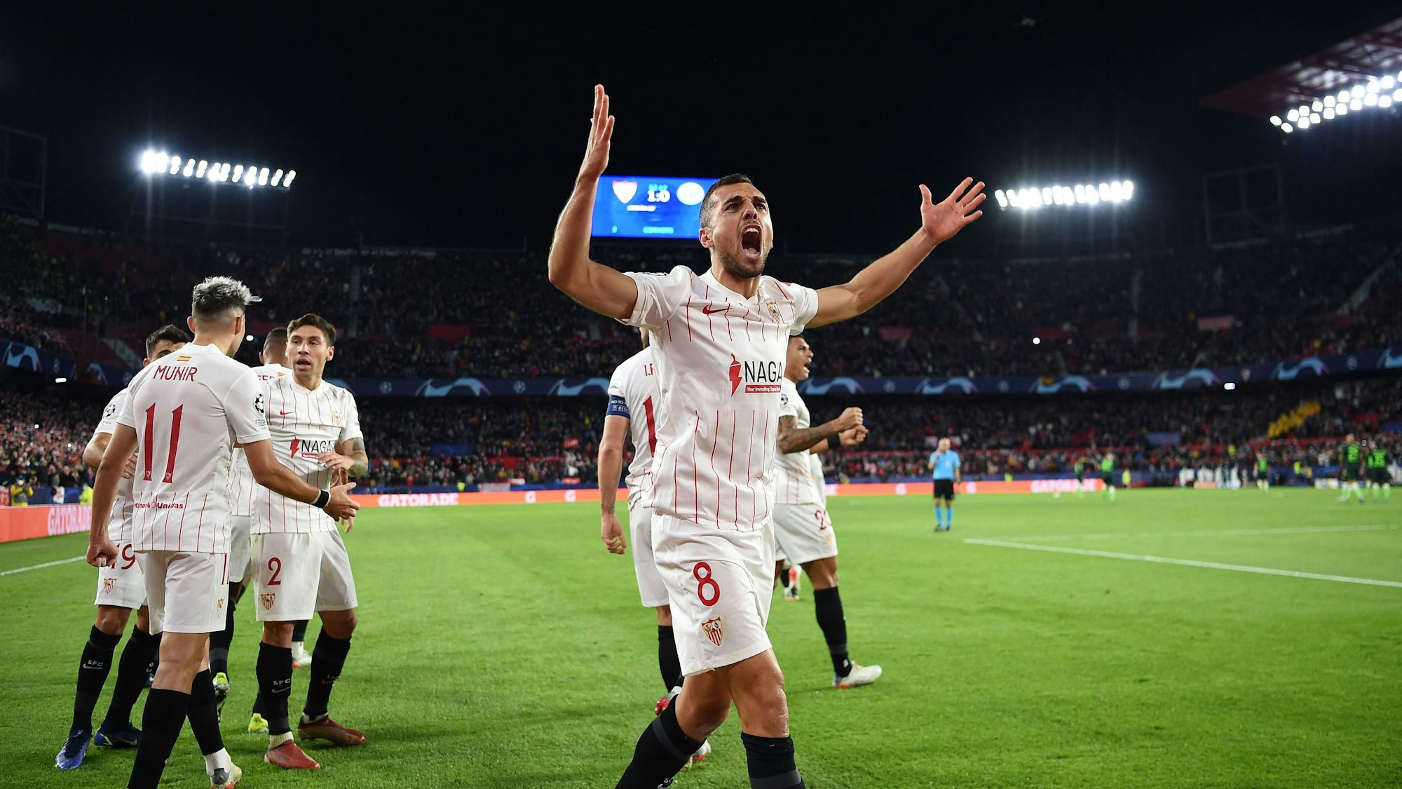 Joan Jordán bejubelt ein Tor in der Champions League für den FC Sevilla.