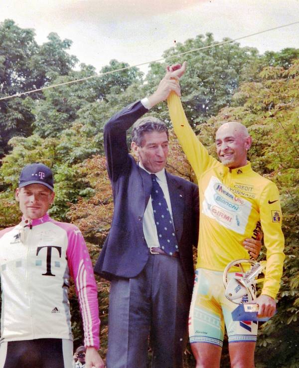 Das Podium der Tour de France 1998: Marco Pantani (Mitte) siegte vor Jan Ullrich (l.) und Bobby Ulich (r.)