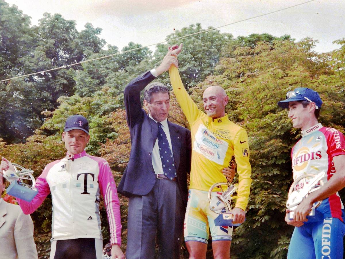 Das Podium der Tour de France 1998: Marco Pantani (Mitte) siegte vor Jan Ullrich (l.) und Bobby Ulich (r.)