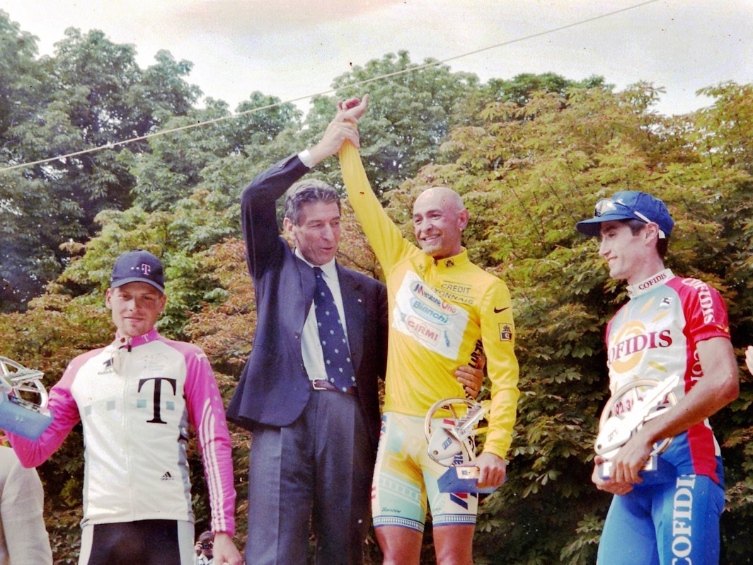 Das Podium der Tour de France 1998: Marco Pantani (Mitte) siegte vor Jan Ullrich (l.) und Bobby Ulich (r.)