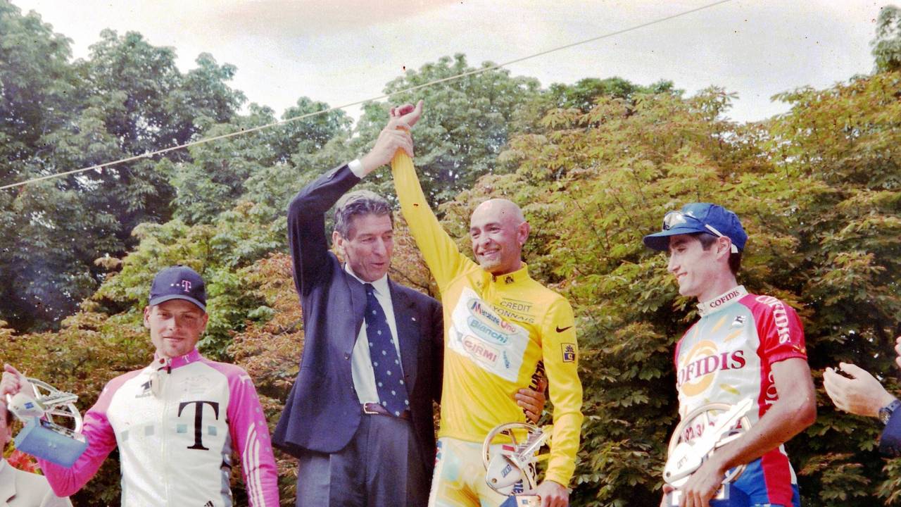 Das Podium der Tour de France 1998: Marco Pantani (Mitte) siegte vor Jan Ullrich (l.) und Bobby Ulich (r.)
