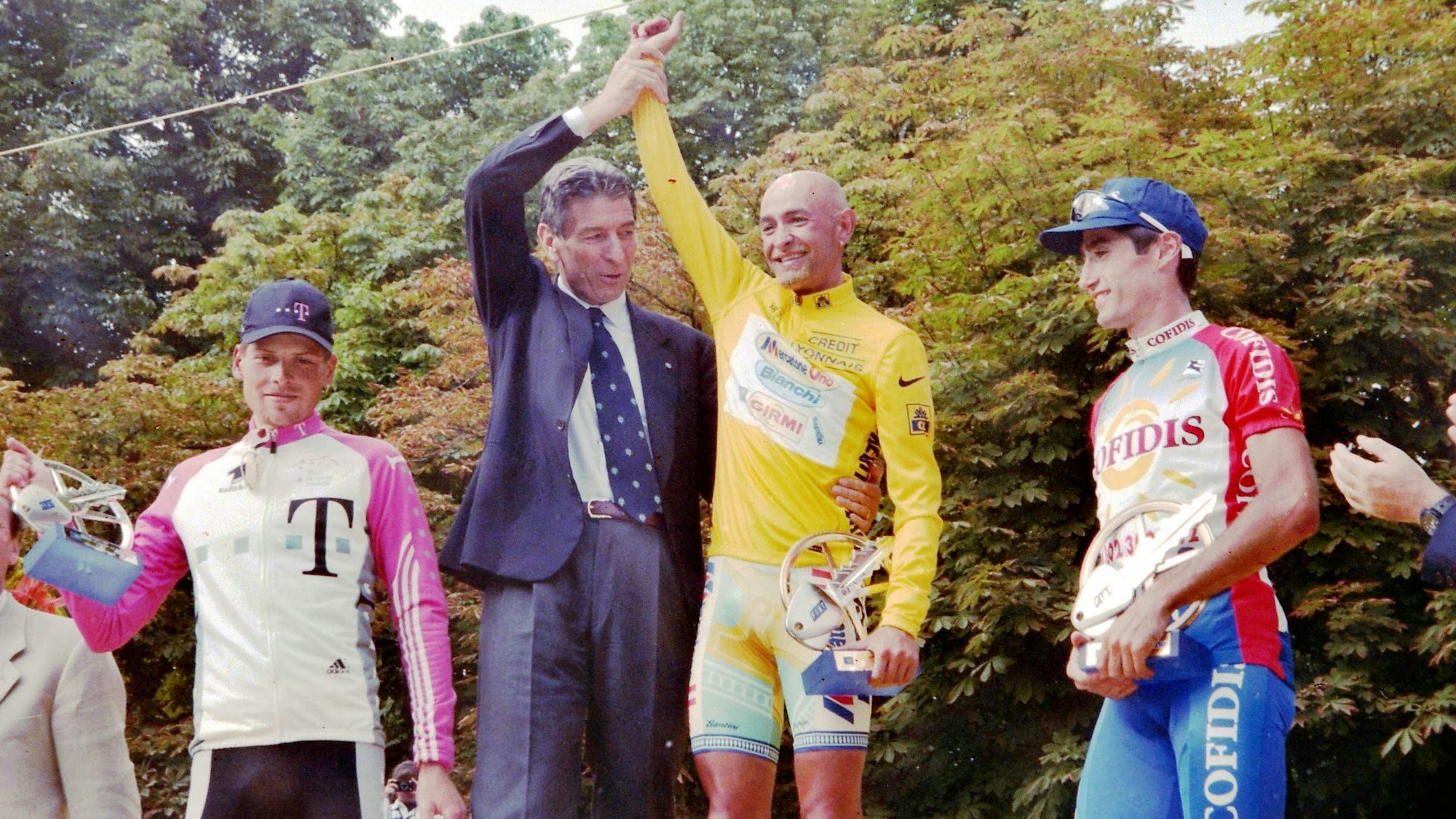 Das Podium der Tour de France 1998: Marco Pantani (Mitte) siegte vor Jan Ullrich (l.) und Bobby Ulich (r.)