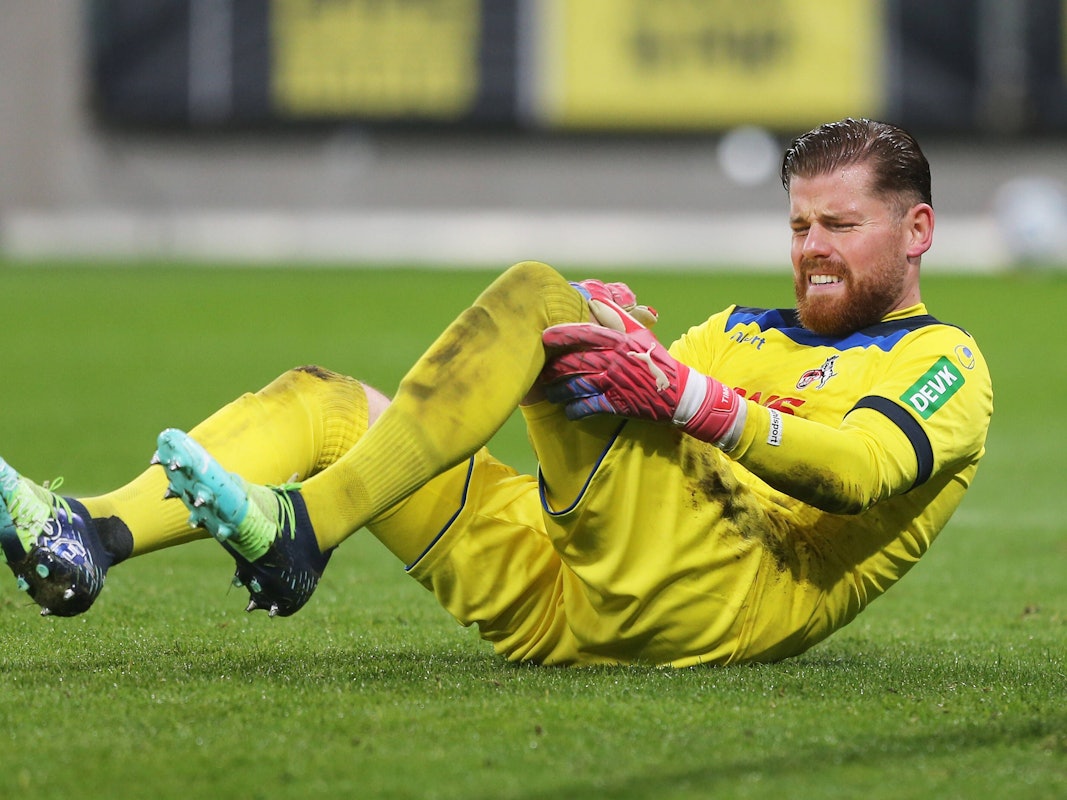 Timo Horn hält sich das schmerzende Knie
